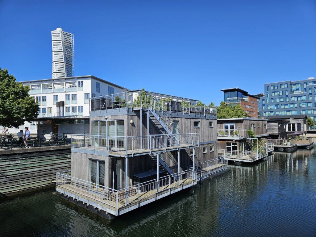 Nachhaltige Architektur im Westhafen, und den Turning Torso immer im Blick