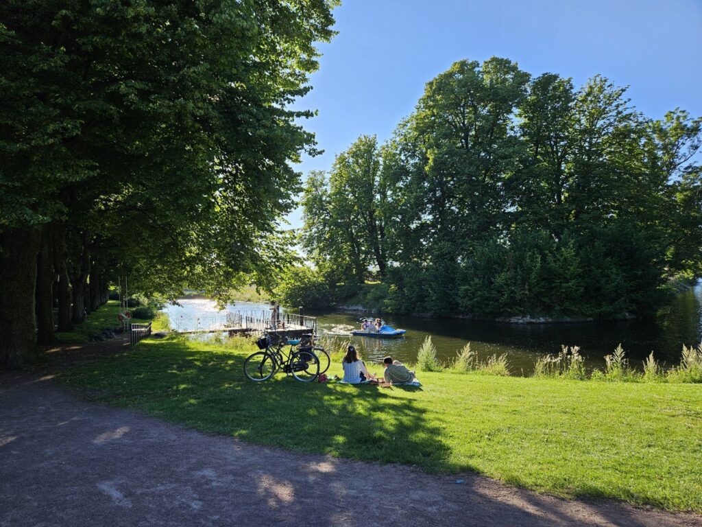 Malmö ist eine Stadt mit ausgedehnten Grünanlagen und auch das Wasser ist nie weit