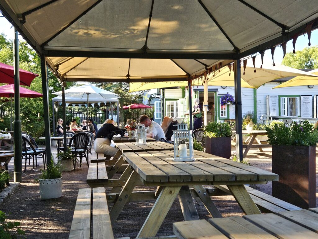 Das Café Slottsträdgarden leert sich - hier wird früh Feierabend gemacht