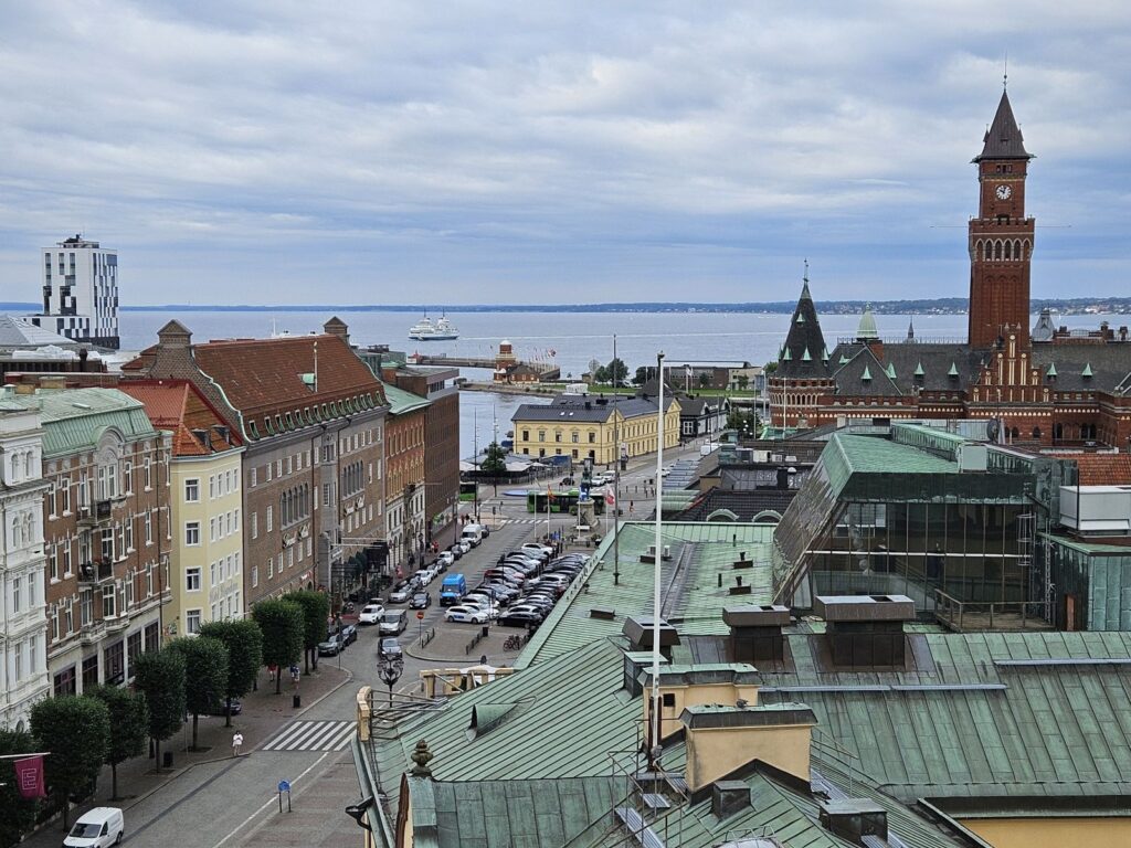 Blick über die Dächer von Helsingborg - hinterm Rathausturm sieht man Dänemark