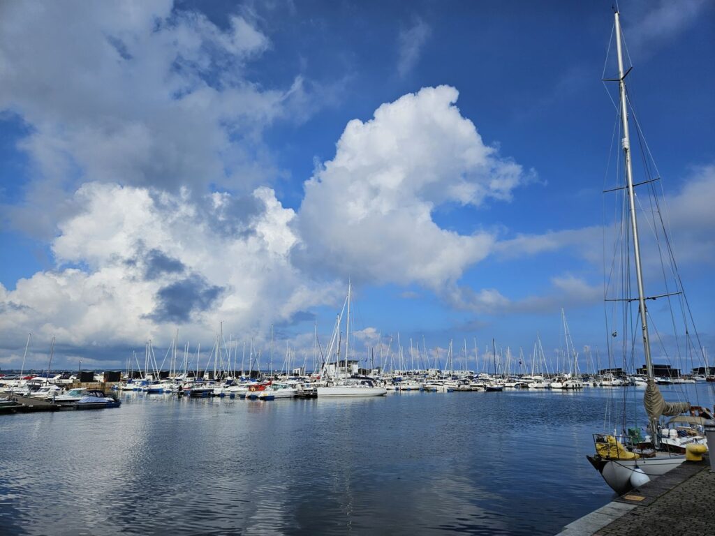 Blau in allen Schattierungen - Blick über die Marina von Helsingborg